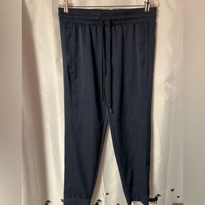 Woman’s Navy Tilley Jogger polyester/Spandex Pants. Size large. EUC